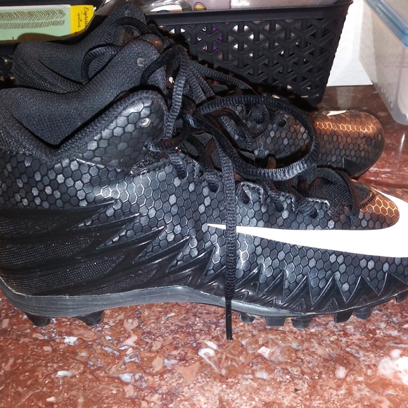 Nike Alpha Menace Football Cleats - Picture 3 of 6